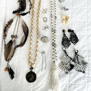 Bundle of 14 pieces earrings, feathers, necklace pearls tassel, beige marbeled